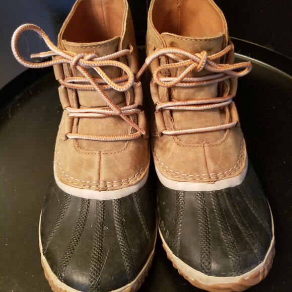 Sorel Shoes - Sorel waterproof boots. Navy rubber and beige leather. Size 9W.